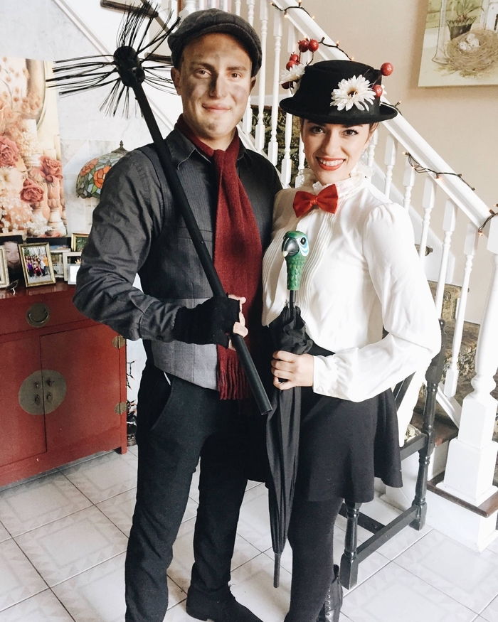 Glada Poppins och Stornsteinsteiger med paraply av papegojahuvud