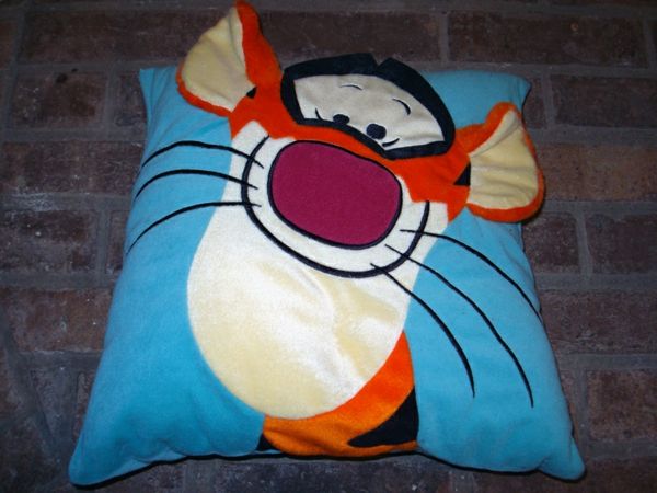pagalvė su tigru-iš-vinnijos-pūkuotojo fono mėlyna spalva