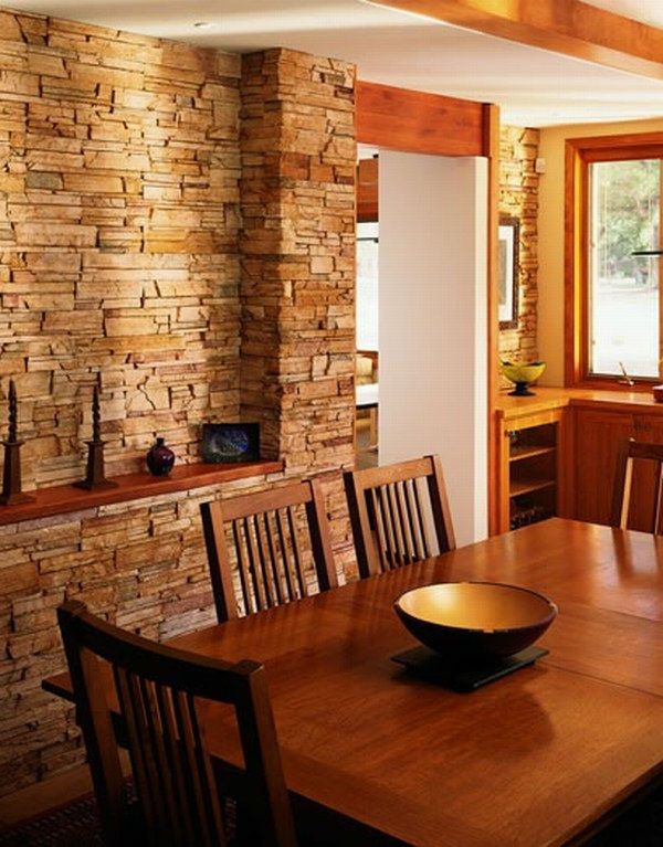 clasic-confort-perete-in-sala de mese, cu o masă de masă din lemn
