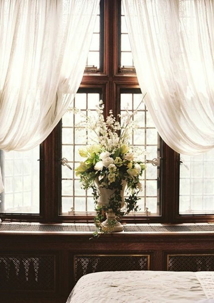 mediniai palangės langų apdailos užuolaidos ir vazos su gėlėmis