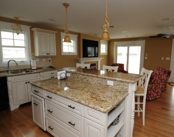 baltos spalvos klasikiniai dizaino stalviršiai pagaminti iš natūralaus akmens už virtuvės stalčių