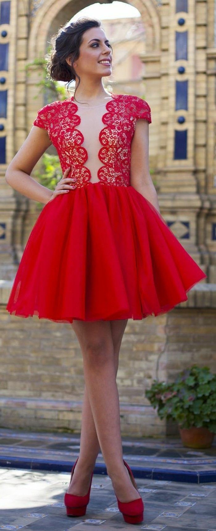 Dress-slávnostné červená-short-dress-s-špicaté topánky s prácou na vysokom podpätku vysokej vlasy, tmavohnedé hair-