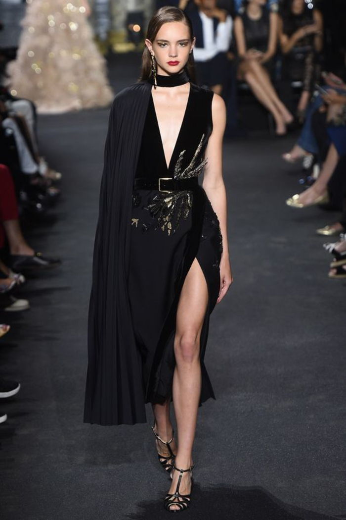 Kjole i svart med belte, kombinasjon med sandaler, lange øredobber