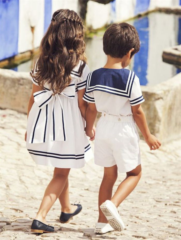 Sommermote for barn, kombinasjon av mørkblå og hvite, festlige jenter og gutter kjoler