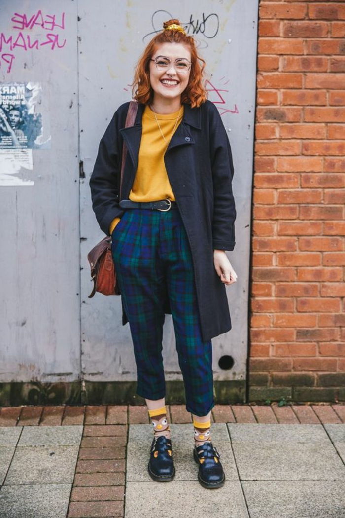uma garota dos anos 80 com um casaco preto, blusa amarela e calça xadrez, meias coloridas