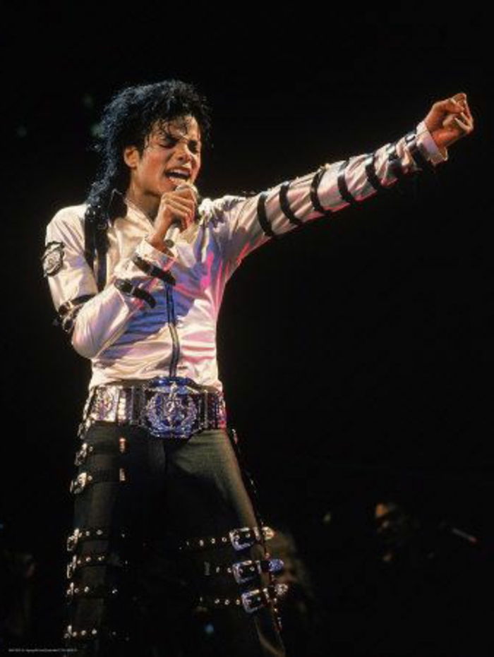 Roupa dos anos 80 de Michael Jackson para o palco - camisa branca com acabamento em couro, calças de couro preto, cinto enorme