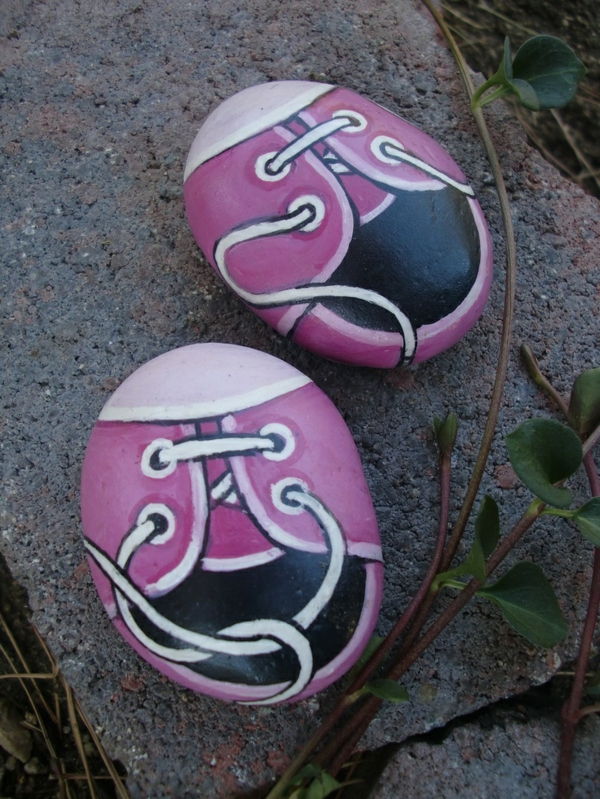 small-fialové topánky kameň ako ozdoba-by-the-záhradné