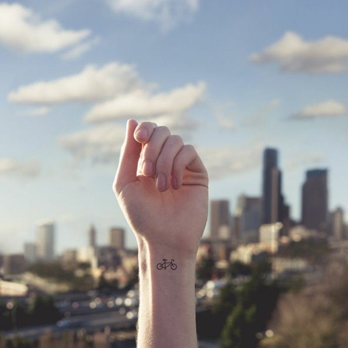 malé tetovanie kolies reprezentácie zápästia tetovanie