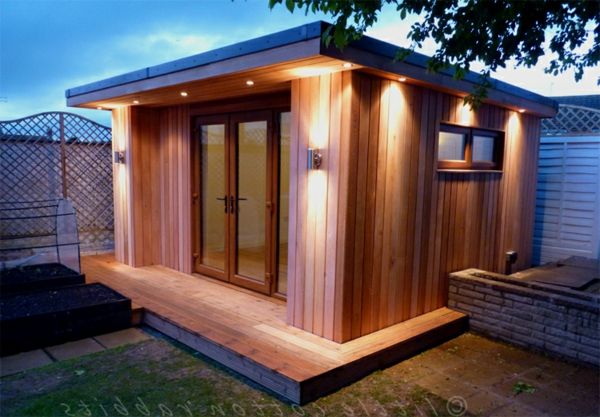 małe domy ogrodowe wykonane z drewna - po prostu świeci.