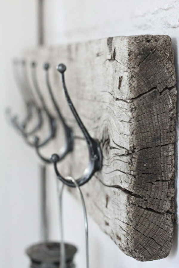 bord din lemn de pluș pe umerasele de perete