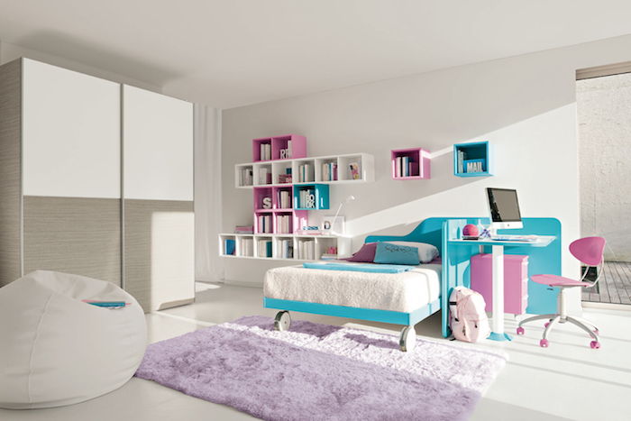 ungdomsrum vit möbler lila säng blå violett fåtölj garderob lila stol rum design