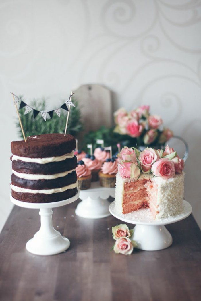 mažas-flirtuojanti pyragas su dekoratyvinių rožės