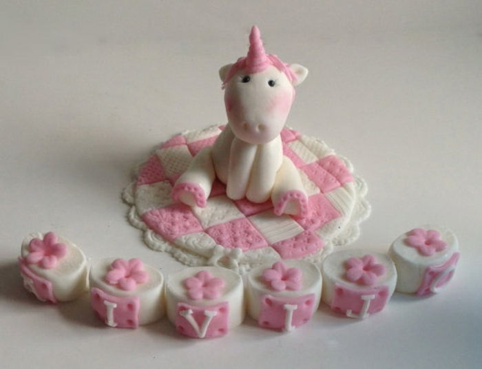 küçük pembe unicorn kek