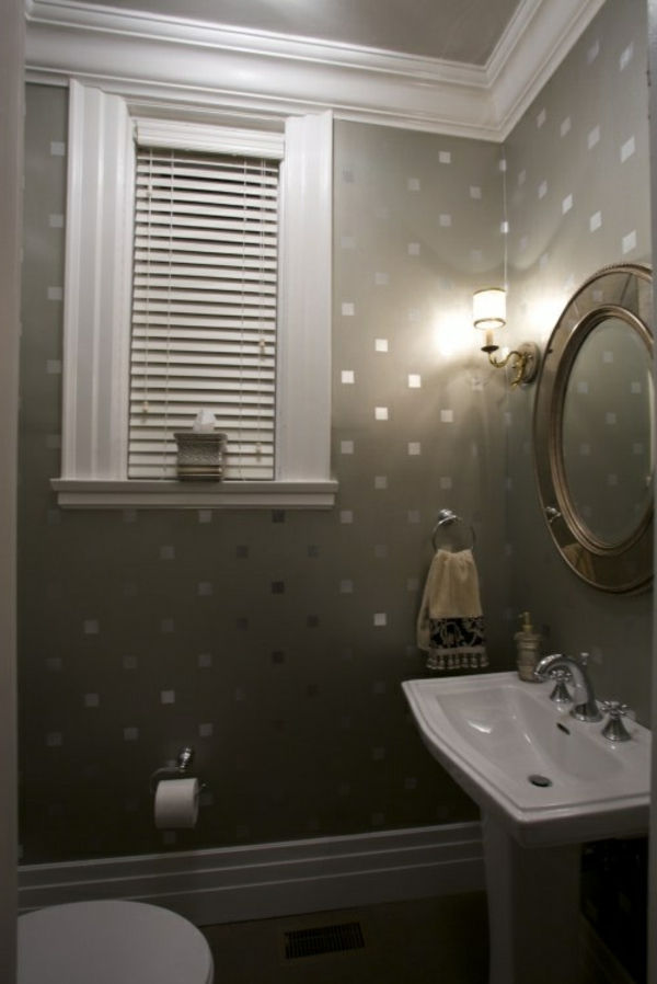 Speil på veggveggen med små sølvfirkanter