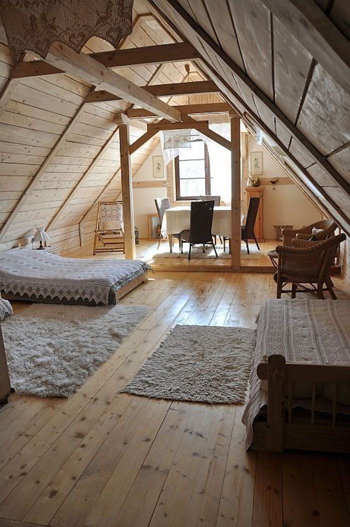 loft jednoduchý dizajn škandinávsky štýl postele na podlahe stoličky okne načechraný koberce biely koberec kožušina koberec