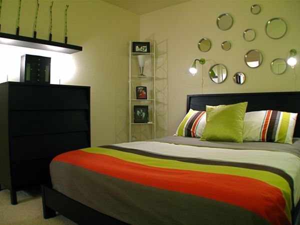 malé okrúhle zrkadlo-on-the-zelené steny-in-spálni modernej domácnosti nápady