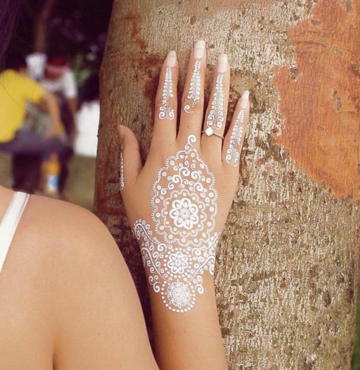 idee tatuaggio sulla mano di una donna bellissima tatuaggio bianco stile henné sposa anello con diamante