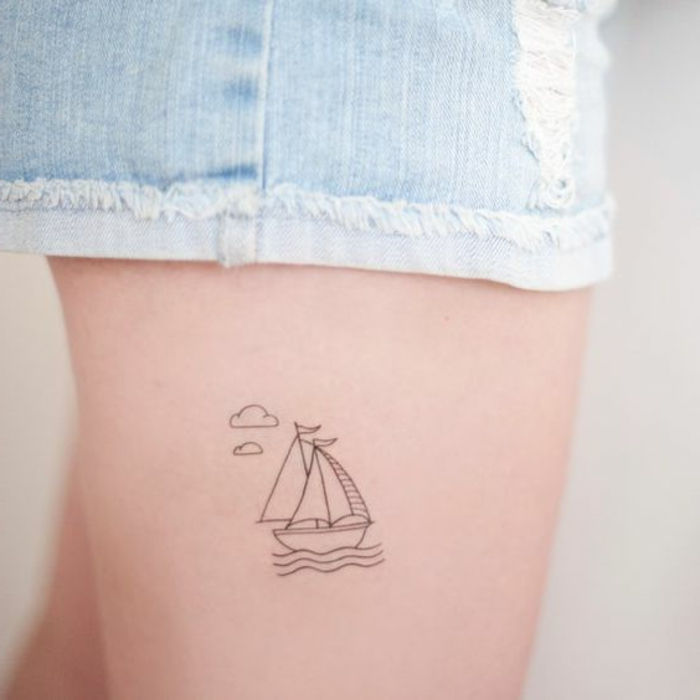 tatuiruotė idėjos mažas tatuiruotė su laivu laivu ant šlaunų wolden jūros vanduo puiki idėja