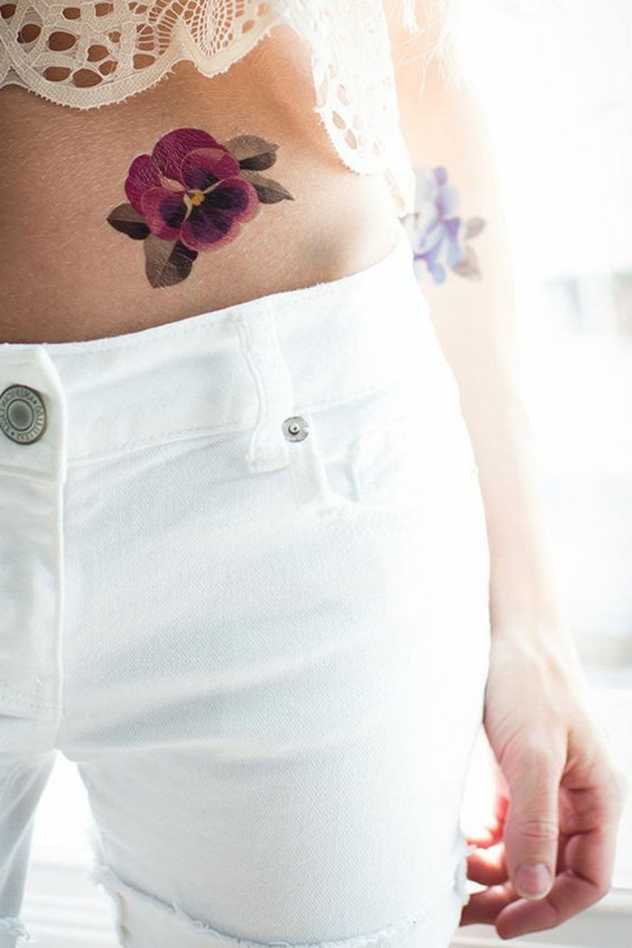 tatovering ideer fargerik tatovering lilla blomst deyent og vakker kombinasjon med hvite bukser blonder