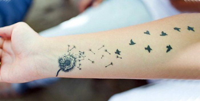 tatuaje cu înțeles, tatuaj cu motive florale în combinație cu păsări zburătoare