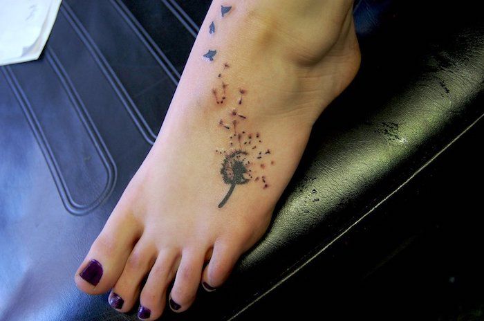 motive pentru tatuaje mici pentru femei, tatuaj pe picior