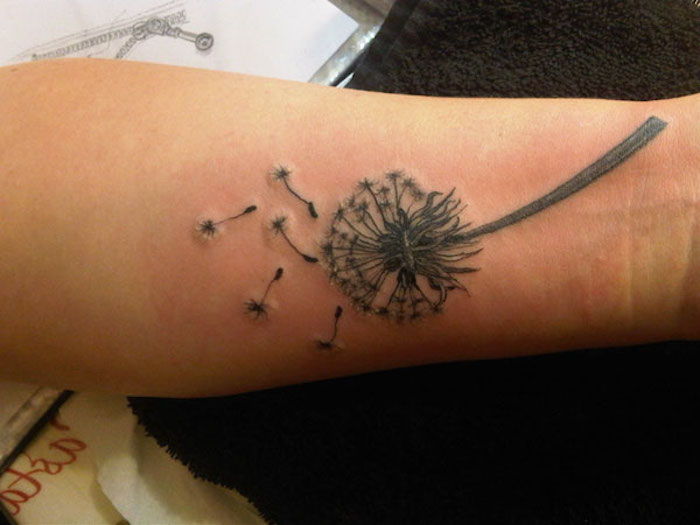 simboluri tatuaj, tatuaj mic cu motiv de floare pe antebraț