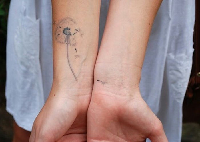 mici motive de tatuaj, doamnă cu tatuaj pe brațul ei