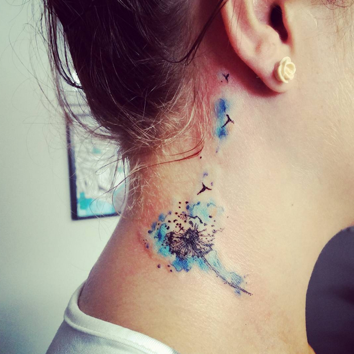 mici tatuaje femei, tatuaj acuarelă pe teasing, femeie cu tatuaj de flori