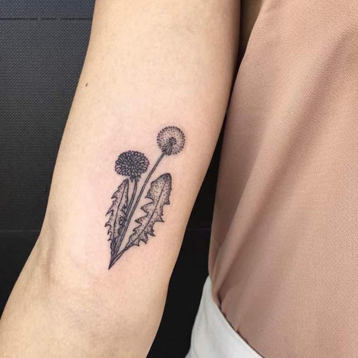 mici tatuaje femei, tatuaj negru și gri păpădie pe braț