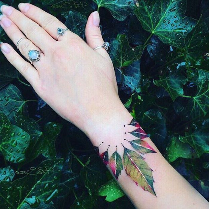 najbardziej popularne tatuaże, kolorowy tatuaż akwarelowy na nadgarstku
