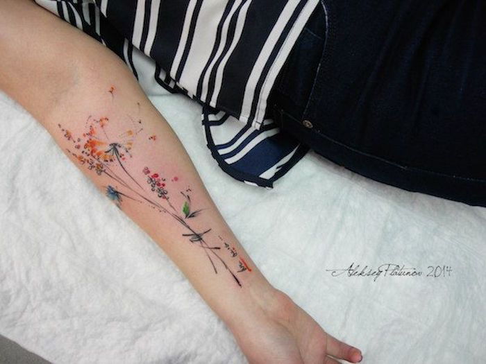 mici tatuaje femei, femeie cu tatuaj colorat pe antebrațul ei