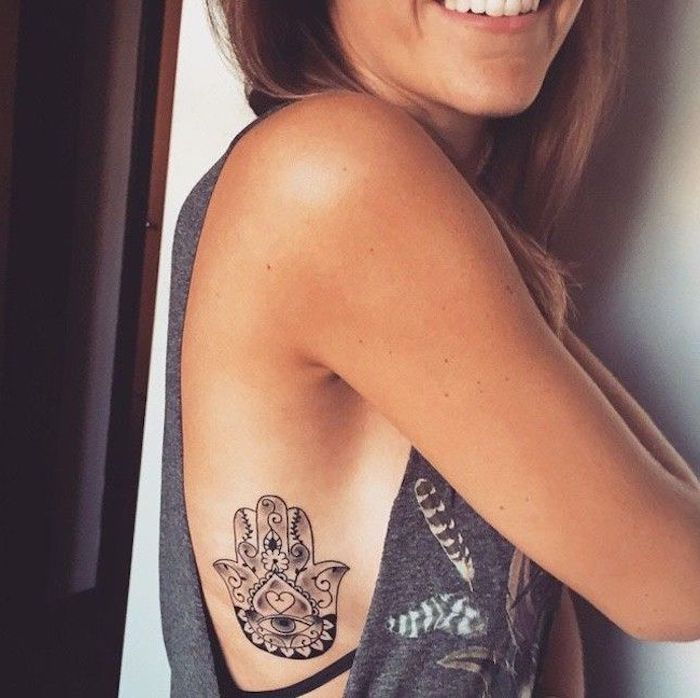 populäraste tatueringar, liten tatuering i svart och grått på kroppssidan