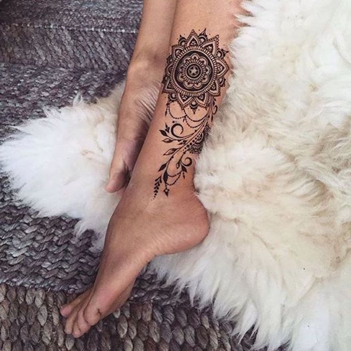 mest populära tatueringar, mandala tatuering på benet, blom tatuering