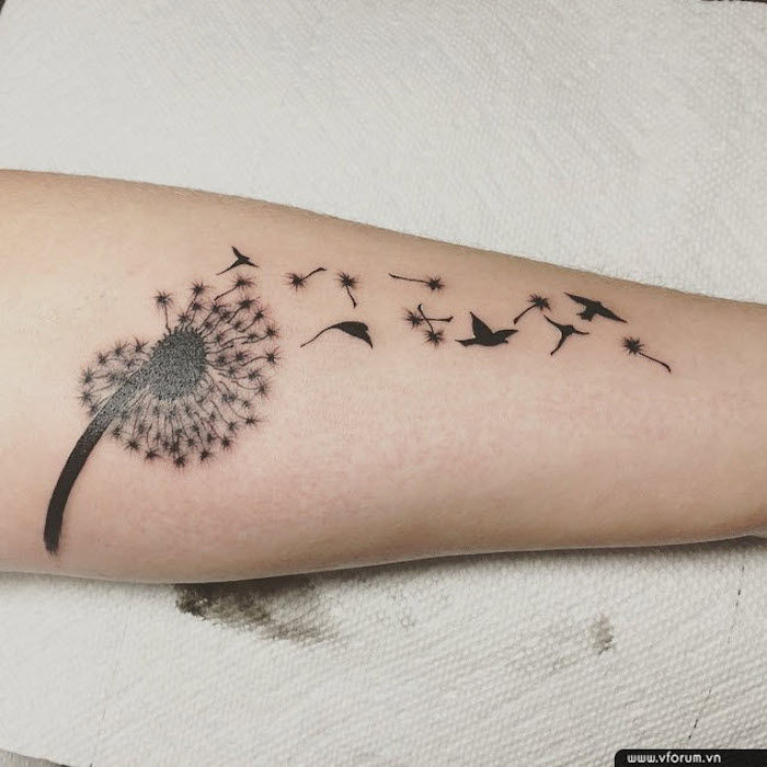 tatuaje mici femei, blowball cu păsări zburătoare