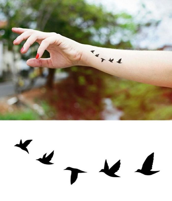 najobľúbenejšie tetovanie, červený lak na nechty, malé vtáky na zápästí