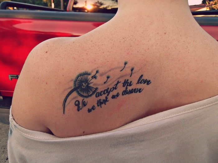 tatuaje mici femei, doamnă cu tatuaj pe spate