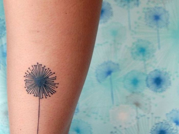 mici tatuaje femei, păpădie neagră pe picior, tatuaj de flori