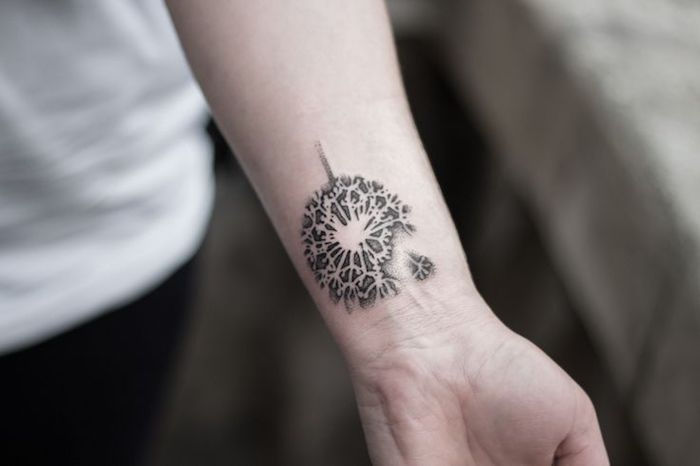 motive pentru tatuaje mici, tatuaj cu motive de păpădie pe braț