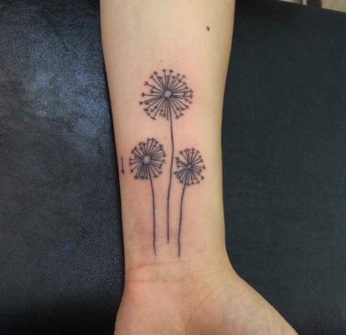 tatuaje mici, femei, păpădie în negru și gri pe braț