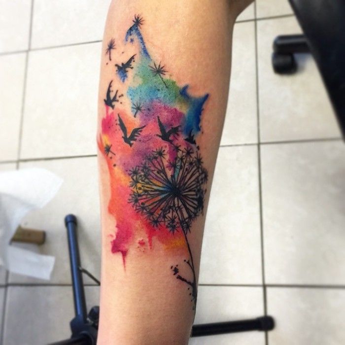 tatuaje cu semnificație, tatuaj acuarelă pe braț, tatuaj cu flori colorate