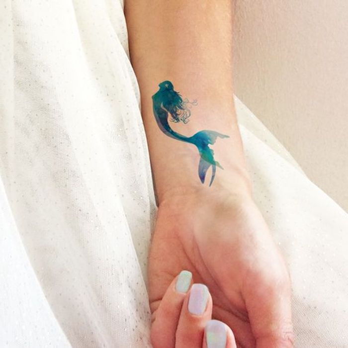 majhna tetovaža na zapestju, tetovažna vodna barva, sirena