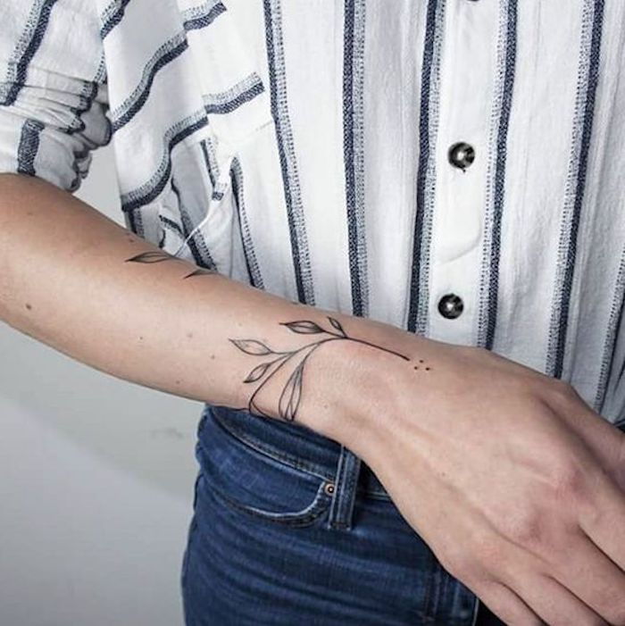 malé tetovanie na zápästí, vetvička s listami, pruhované tričko