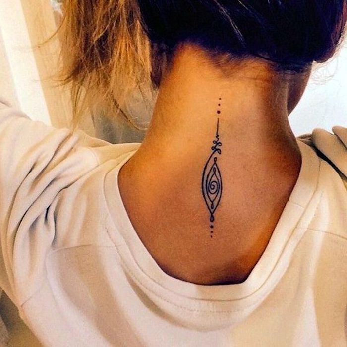 malé tetovanie s geometrickými postavami na krku