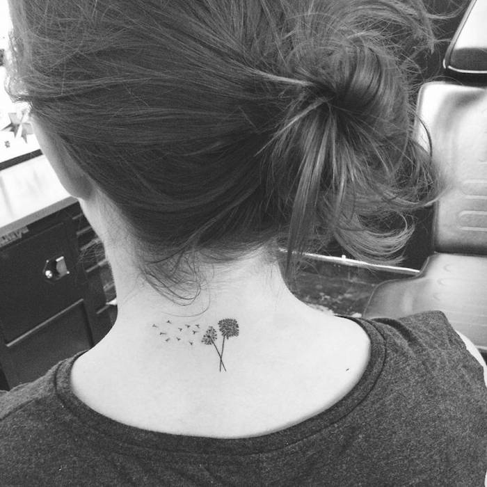 mici tatuaje femei, femeie cu tatuaj floral pe teasing