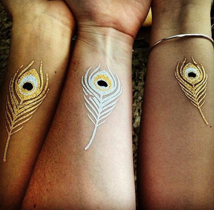 tatuiruotės idėjos sidabro arba auksinės plunksnos ant rankų reiškia ženklas draugystės idėjoms