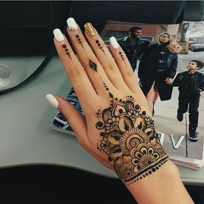 tetovanie nápady pre moderné ženy dočasné tetovanie henna v kombinácii s veľkým nechtový dizajn s kameňmi