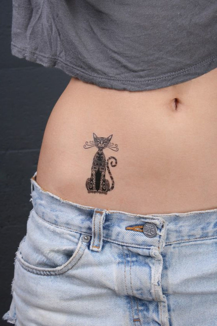 modelli di tatuaggio gatto dipinto a mano di precisione sul tatuaggio artificiale di gatto camicia di jeans animali