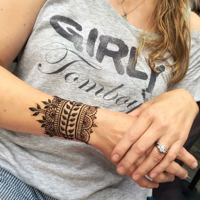 tatuaggio modelli donne tatuaggio all'henné sul braccio buona idea per anello moderno femminile da ragazza