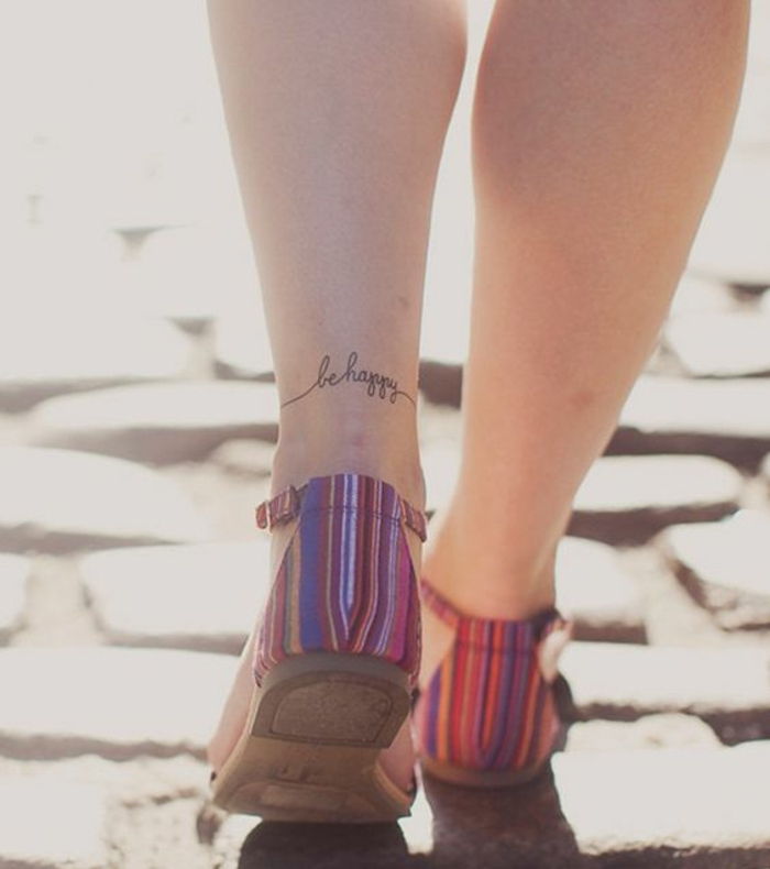 modelli di tatuaggio belle donne sandali colorati piccolo font sui piedi della coscia donna