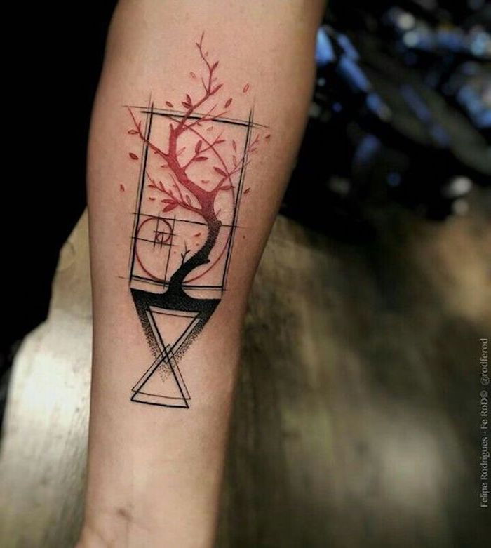 Mäns tatuering på armen, träd med röda blad, geometriska figurer